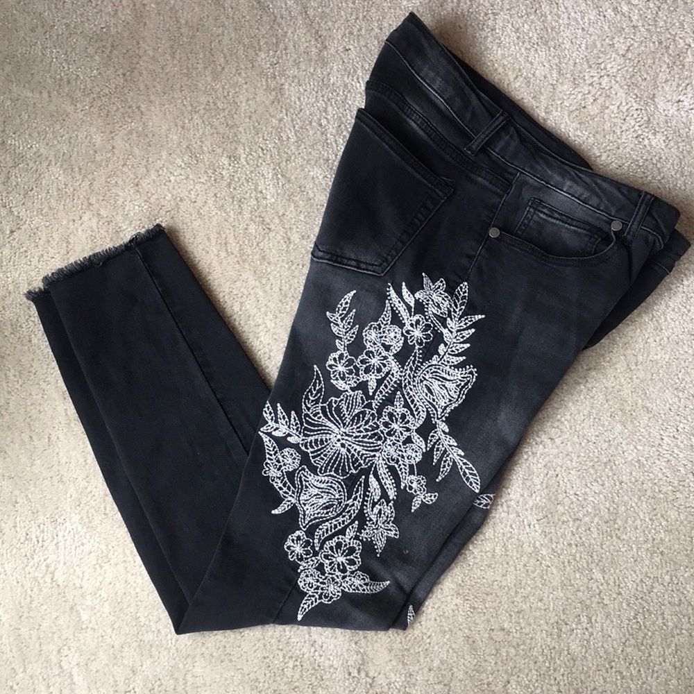 Romeo + Juliet Embroidered Distresses Jeans